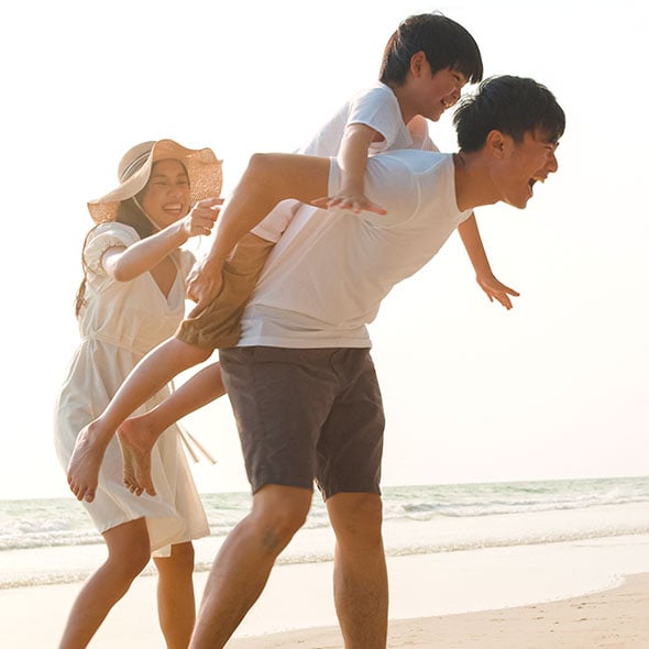 Family playing on the beach that is eligible for an ITIN loan with CCCU Credit Union in Portland Oregon