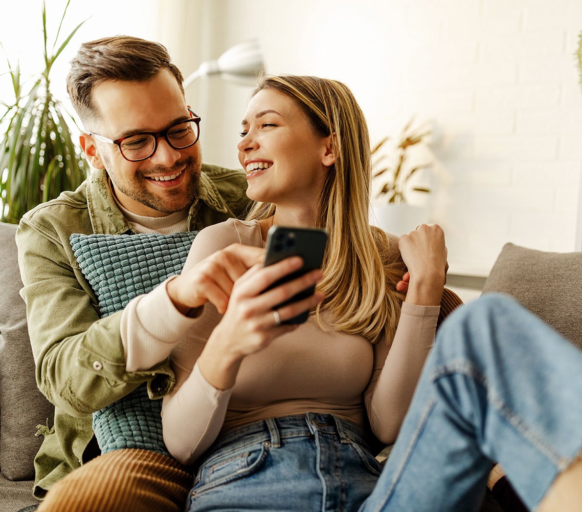 Happy couple opens a new checking account to earn high dividends.